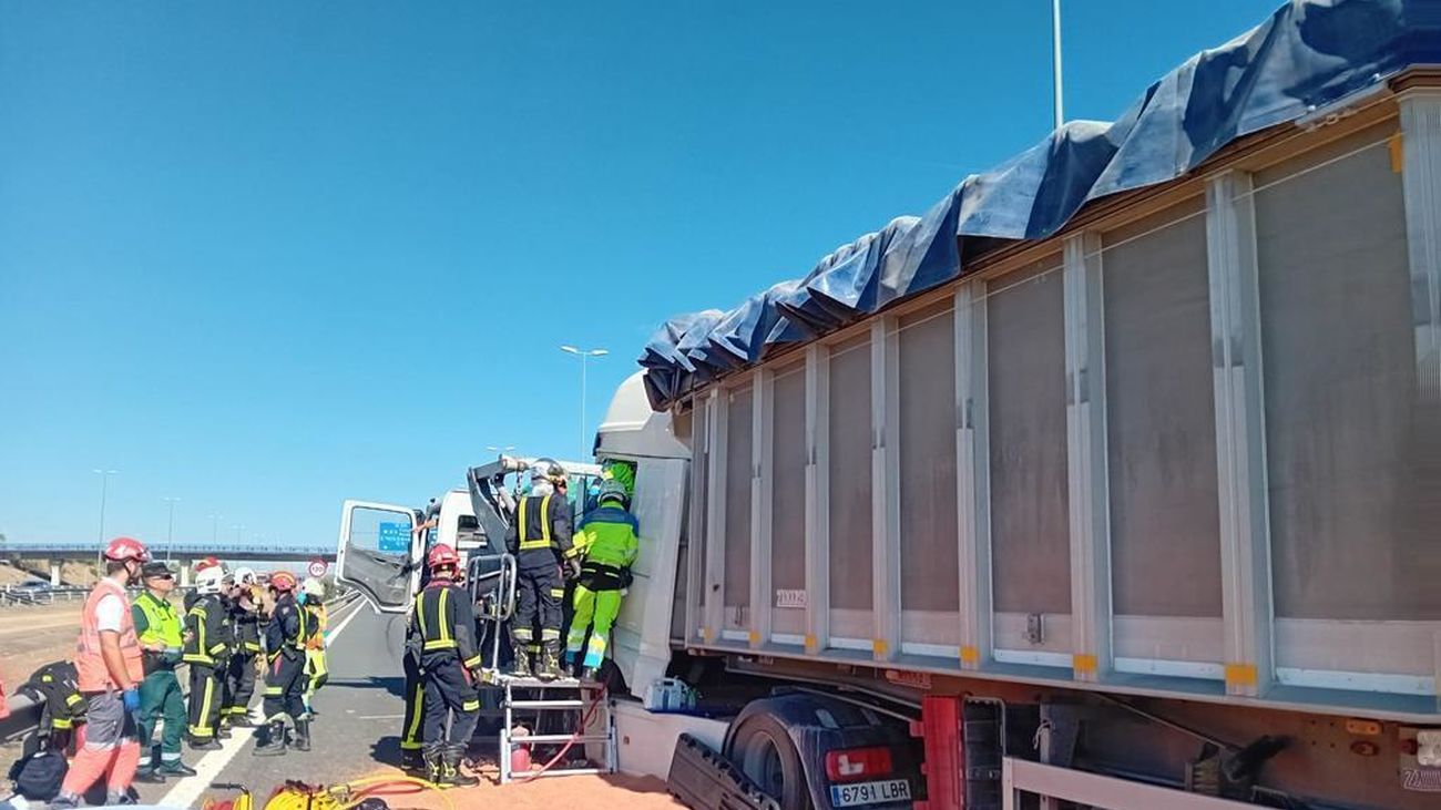 Dos conductores de camiones heridos en un accidente en la M-50 en Leganés