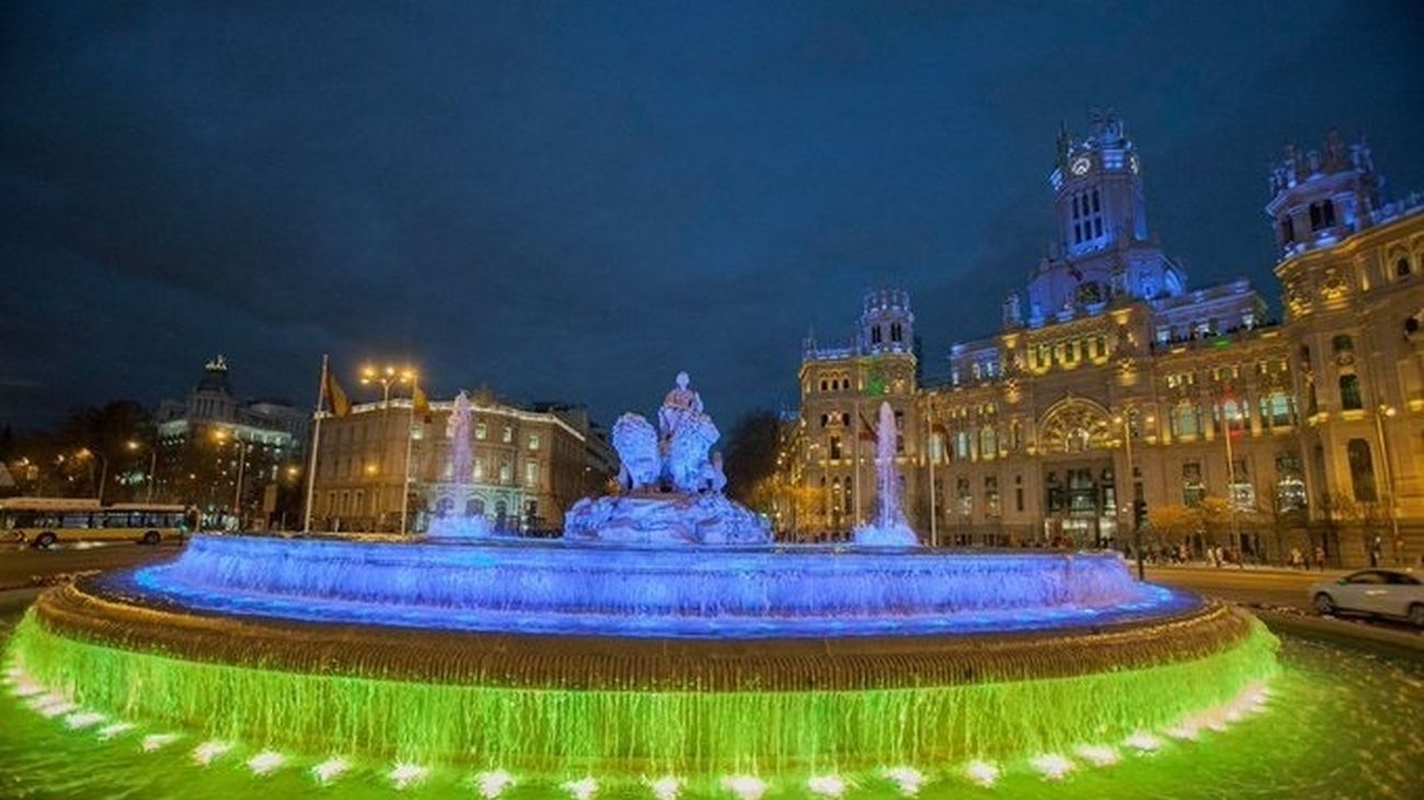 La fuente y el Palacio de Cibeles, con  los colores de la bandera de Ucrania