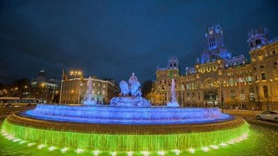 La fuente y el Palacio de Cibeles, con  los colores de la bandera de Ucrania