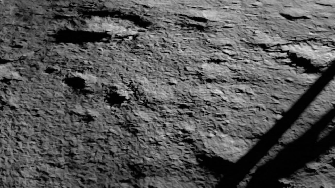 Imagen enviada por la sonda india Chandrayaan-3 desde el polo sur tras alunizar
