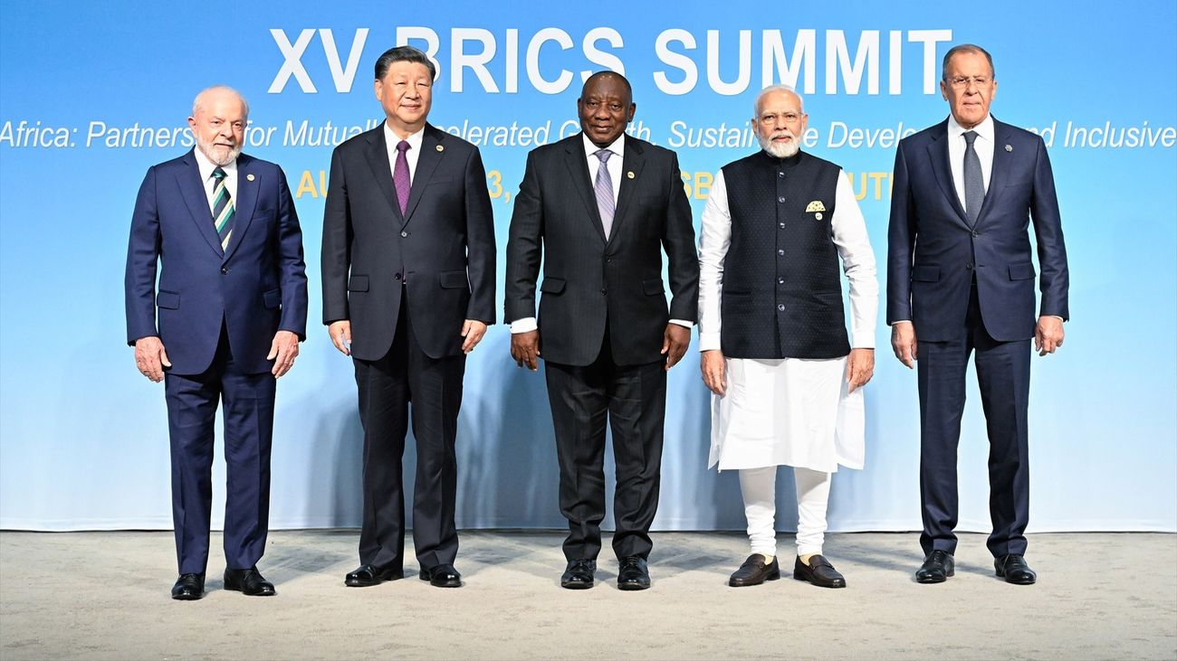El presidente chino Xi Jinping, el presidente sudafricano Cyril Ramaphosa, el presidente brasileño Luiz Inácio Lula da Silva, el primer ministro indio Narendra Modi y el ministro de Asuntos Exteriores ruso Sergei Lavrov posan para una fotografía de grupo durante la 15ª Cumbre de los BRICS en Johannesburgo, Sudáfrica, el 23 de agosto. 2023.