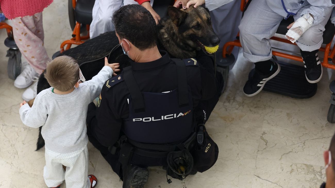 Un agente de Policía Nacional con su perro en un hospital infantil