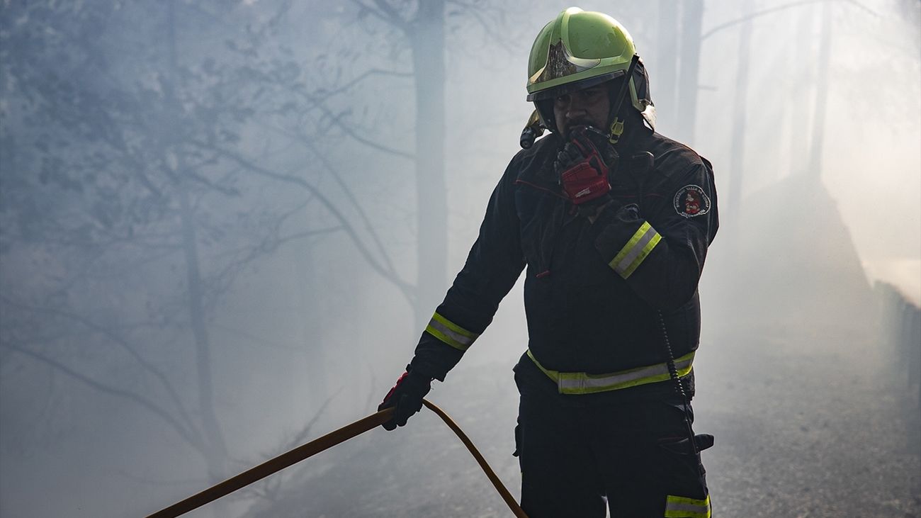 Un bombero trabaja en la extinción del fuego en Las Lagunetas, Tenerife