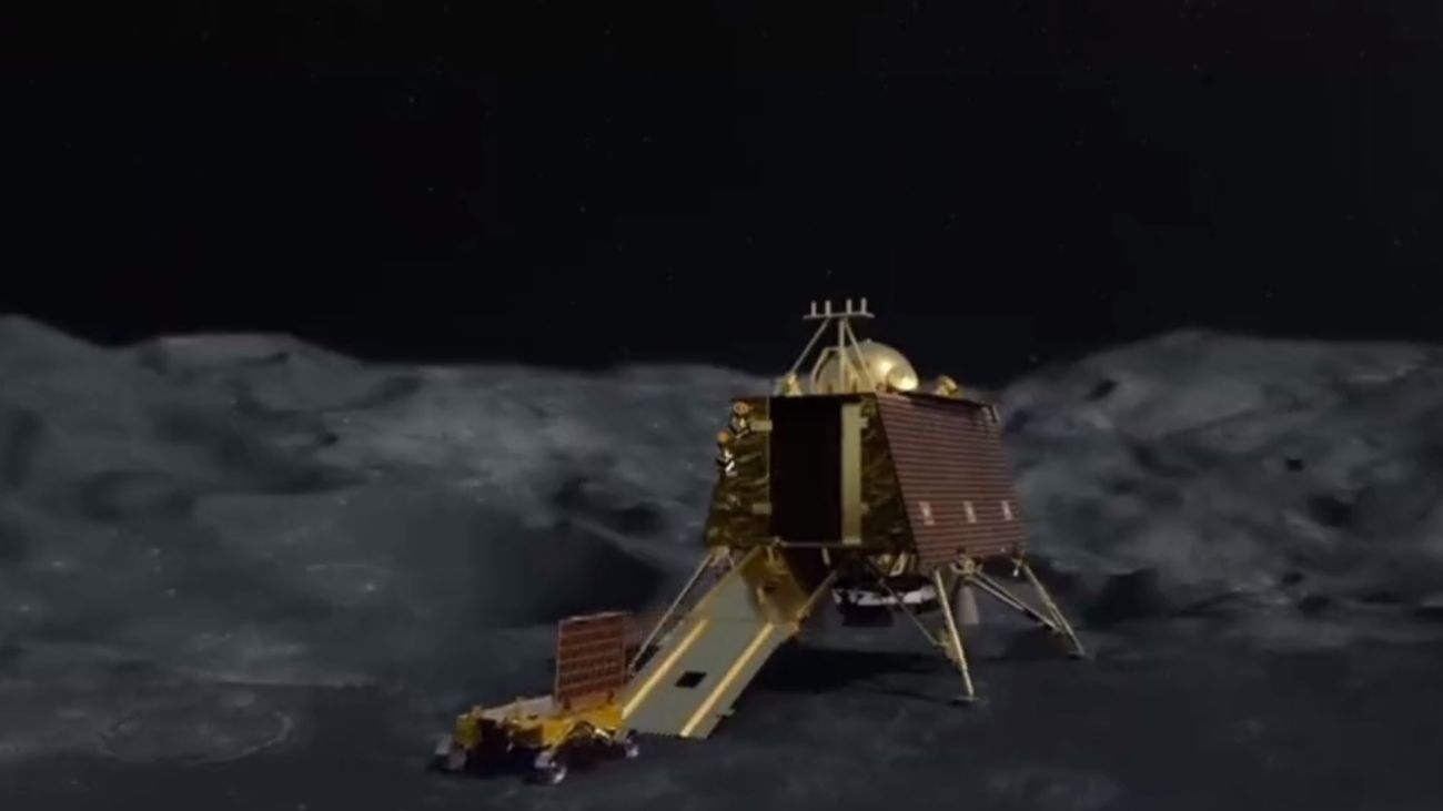 El rover de la sonda india se da el primer paseo por el polo sur de la Luna