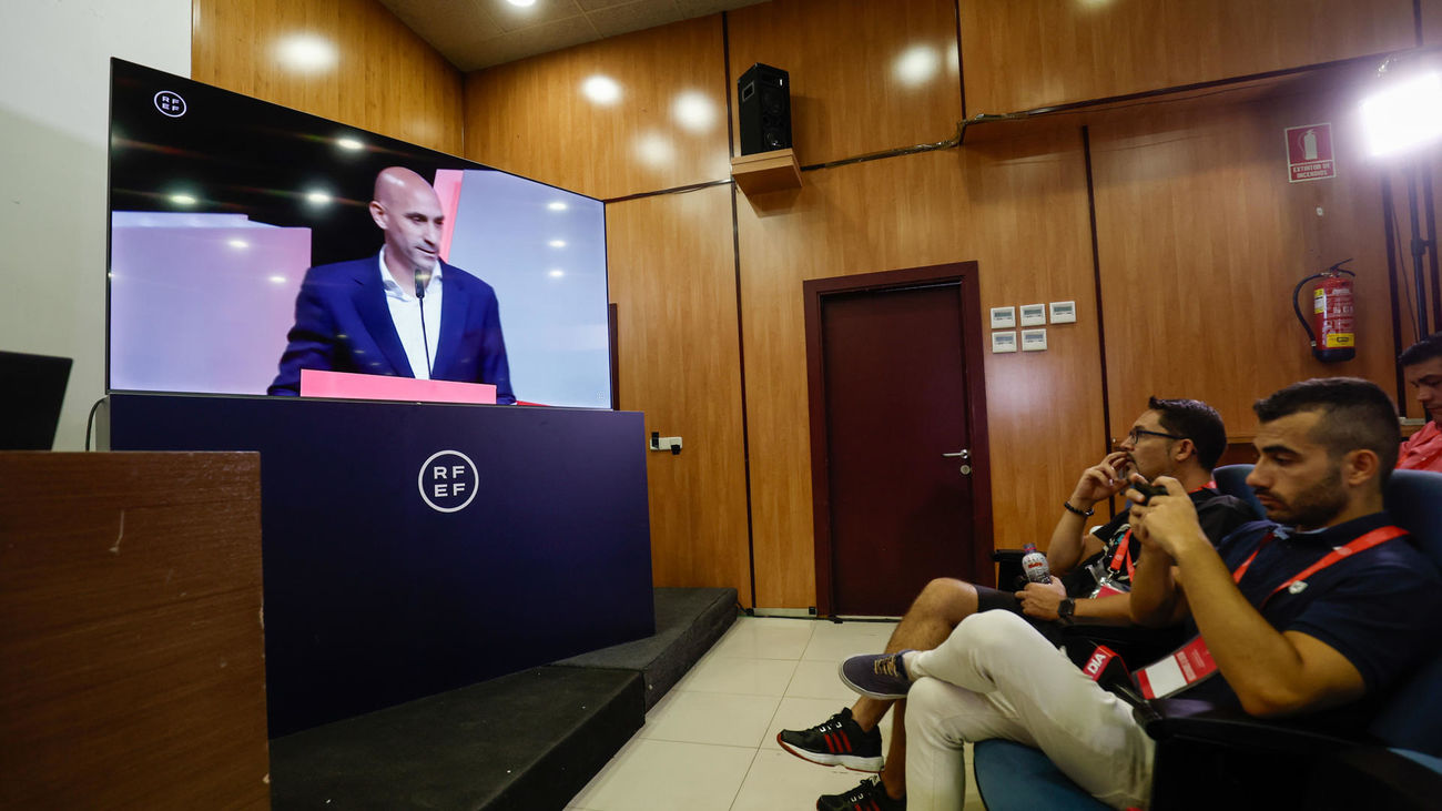 Los periodistas siguen por televisión el discurso de Luis Rubiales anunciando que no dimite