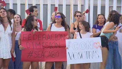Manifestación contra Rubiales ante la sede de la Federación