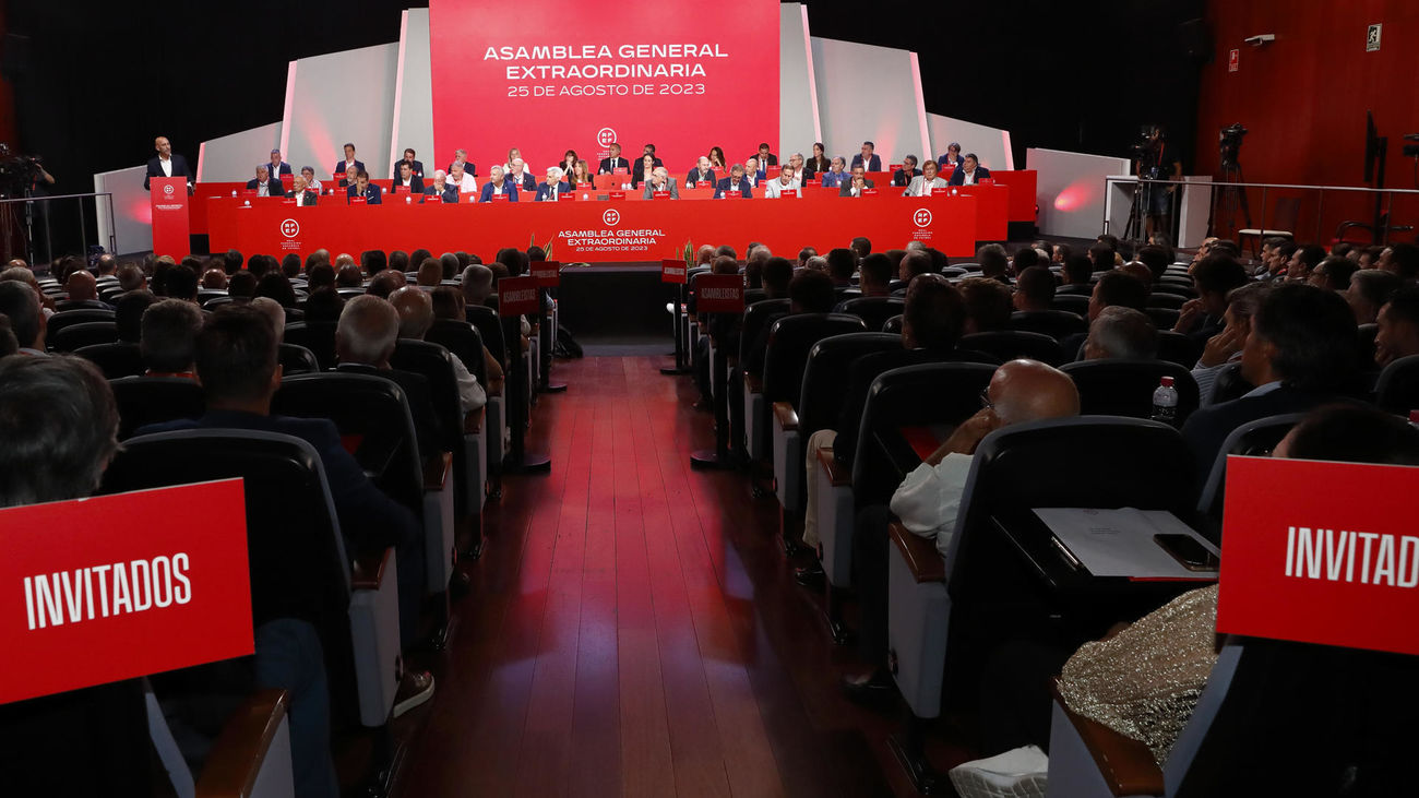 Cadena de dimisiones en la RFEF, Rubiales se queda solo