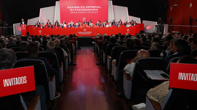 Cadena de dimisiones en la RFEF, Rubiales se queda solo