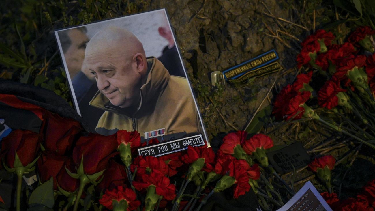 Flores en honor a Yevgueni Prigozhin