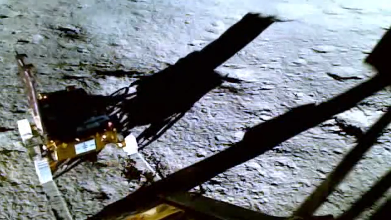 El rover Pragyaan avanza sobre el polo sur de la Luna