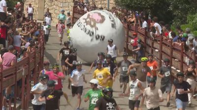 Mataelpino celebra su 'boloencierro' con la bola original de más de 200 kilos
