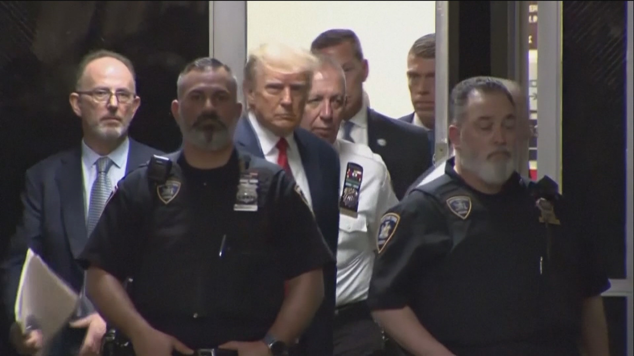 Trump saca provecho electoral y económico a su foto policial de Georgia