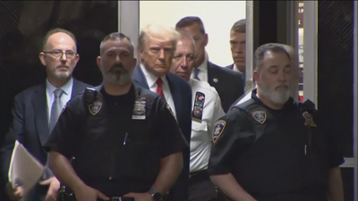 Trump saca provecho electoral y económico a su foto policial de Georgia