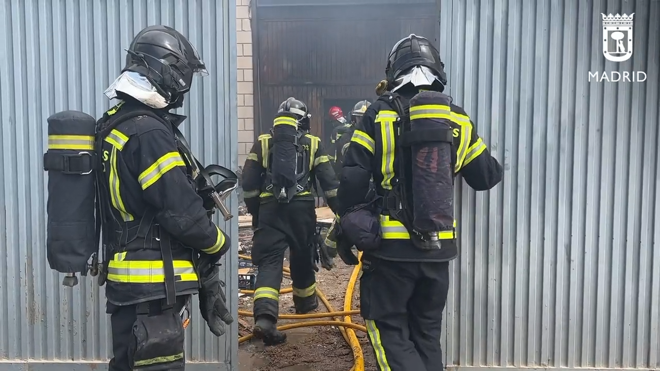 Extinguido un incendio sin heridos en dos naves industriales de la Cañada Real