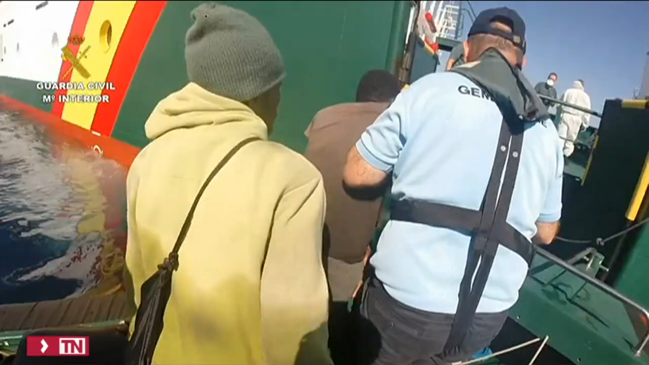 Un buque de la Guardia Civil con 168 migrantes, a la espera de desembarcar en Mauritania