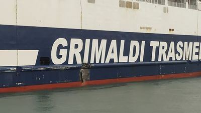 Un buque con 750 pasajeros colisiona en el puerto de Ibiza por el temporal