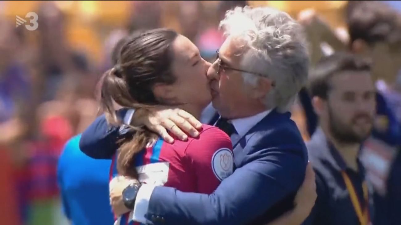 Sale a la luz un posible beso de un directivo del FC Barcelona a una jugadora