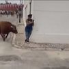 Un toro embiste a una joven que estaba mirando el móvil en un encierro