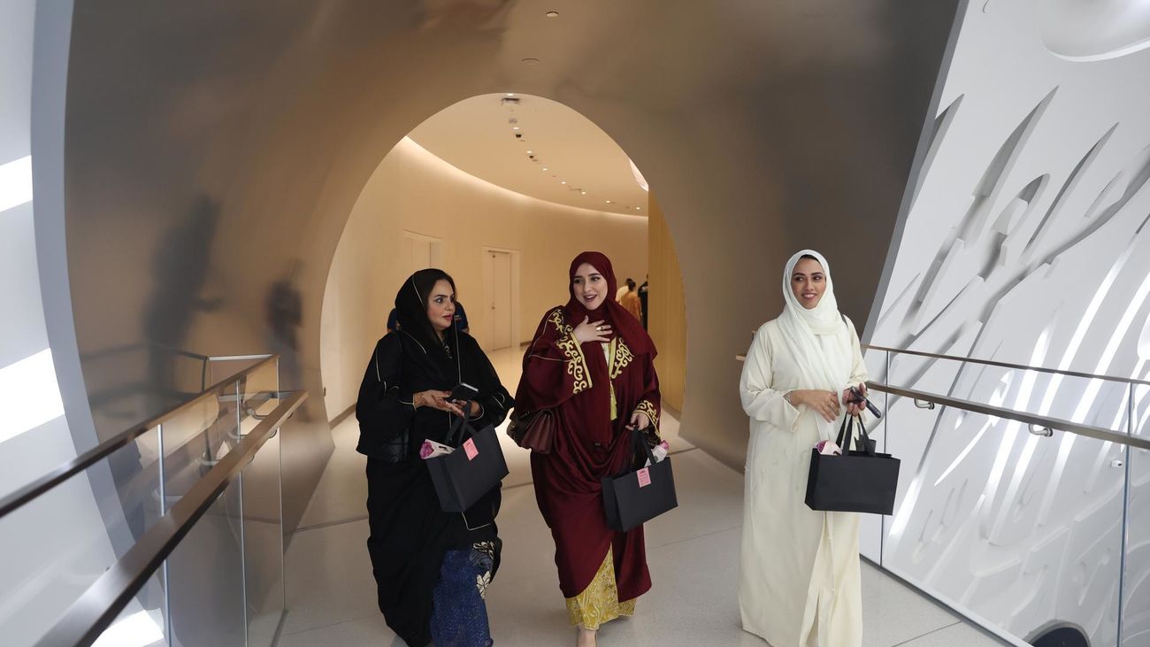 Francia prohíbe en las escuelas la abaya, una túnica femenina islámica