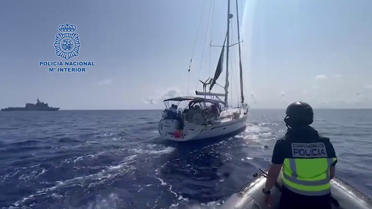 La Policía aborda un narcovelero