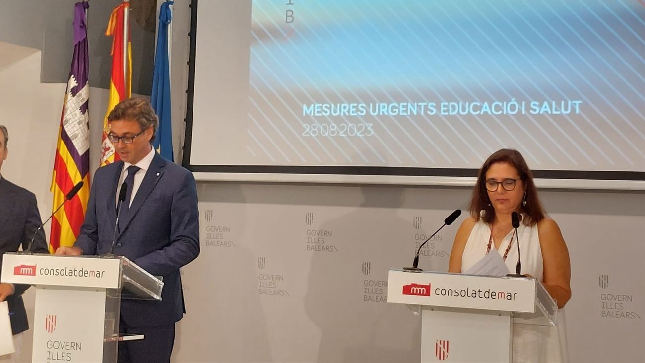 El conseller de Educación y Universidades (izqda), Antoni Vera, en rueda de prensa, posterior al Consell de Govern extraordinario, junto al portavoz del Govern, Antoni Costa, y la consellera de Salud, Manuela García