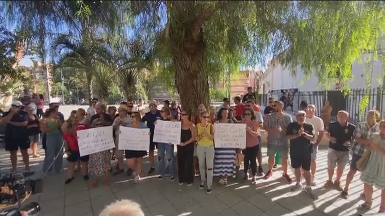 Un centenar de personas se concentra en Motril (Granada) en apoyo a Rubiales y su familia