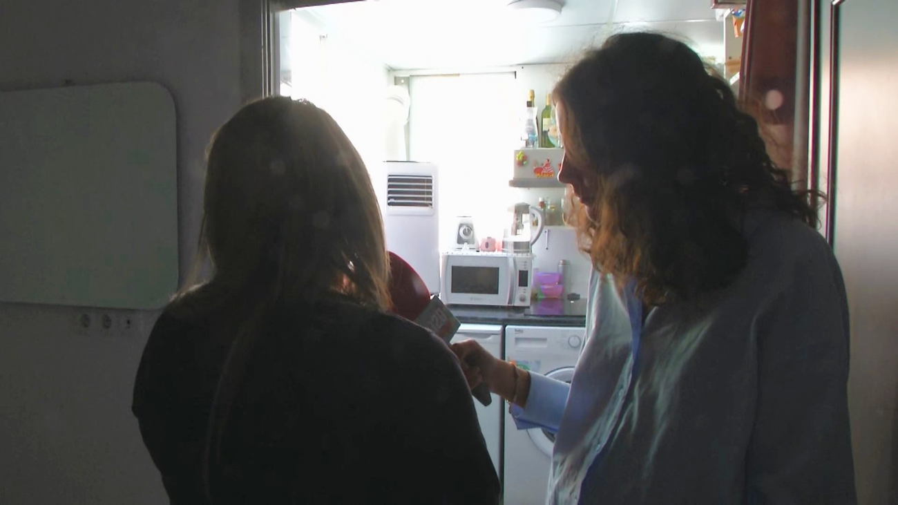 Divide, sin licencia, un edificio en pisos de 12m² que arrenda por 500€ en Usera