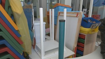 Limpieza y repaso del material, así se preparan los colegios madrileños para el comienzo de curso