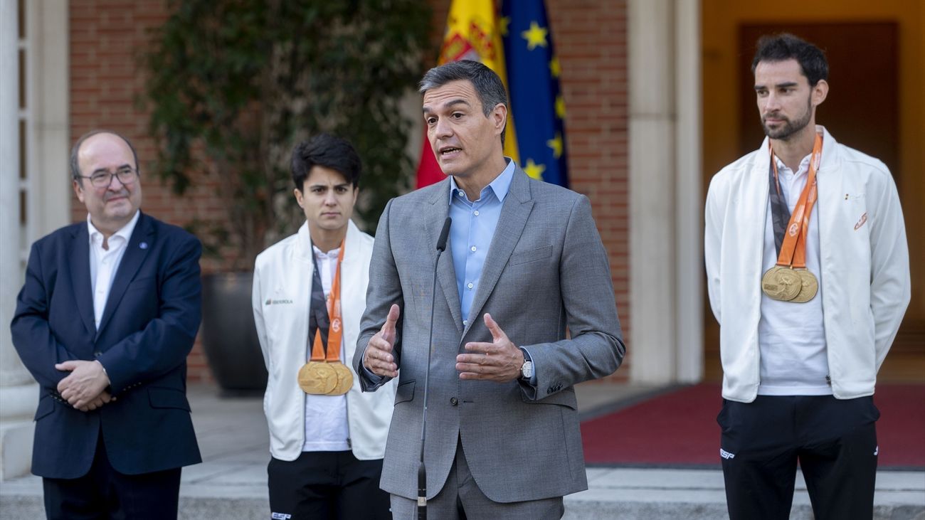 El presidente del Gobierno en funciones, Pedro Sánchez y los atletas María Pérez y Álvaro Martín