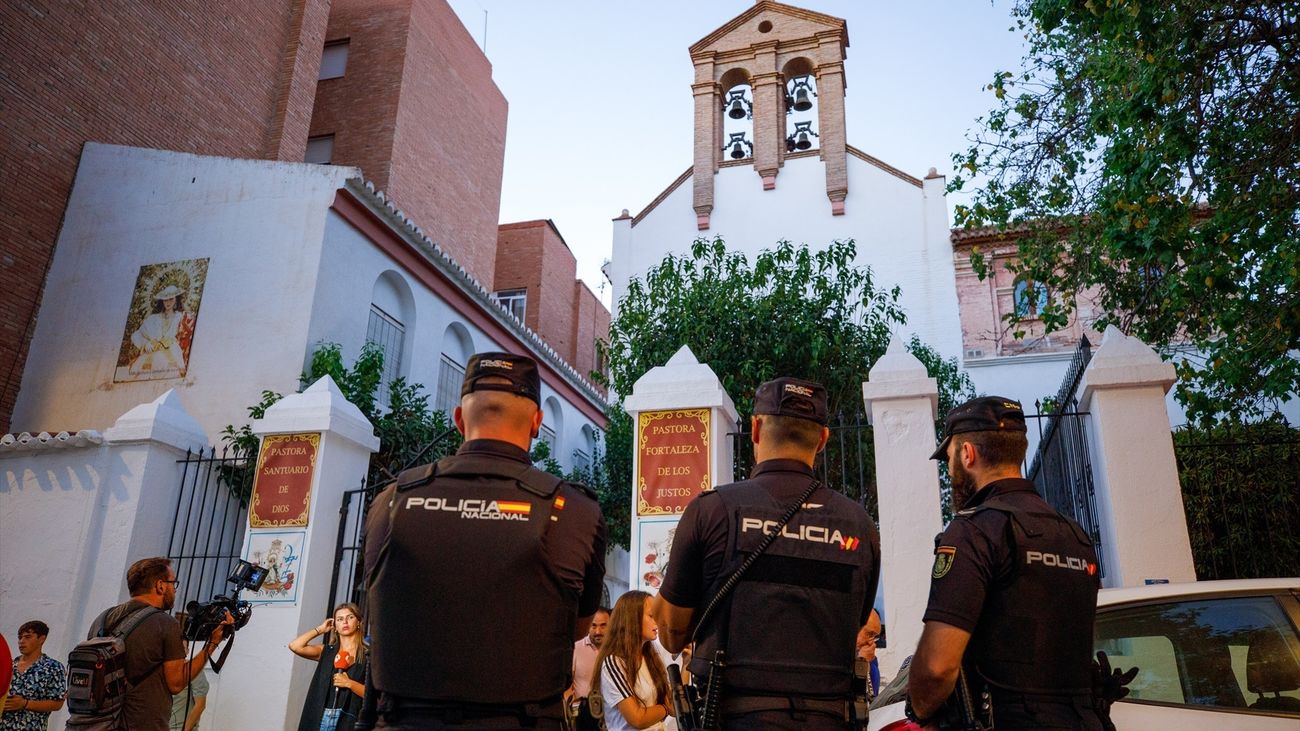 Tensión en la iglesia de Motril donde mantiene su encierro la madre de Rubiales
