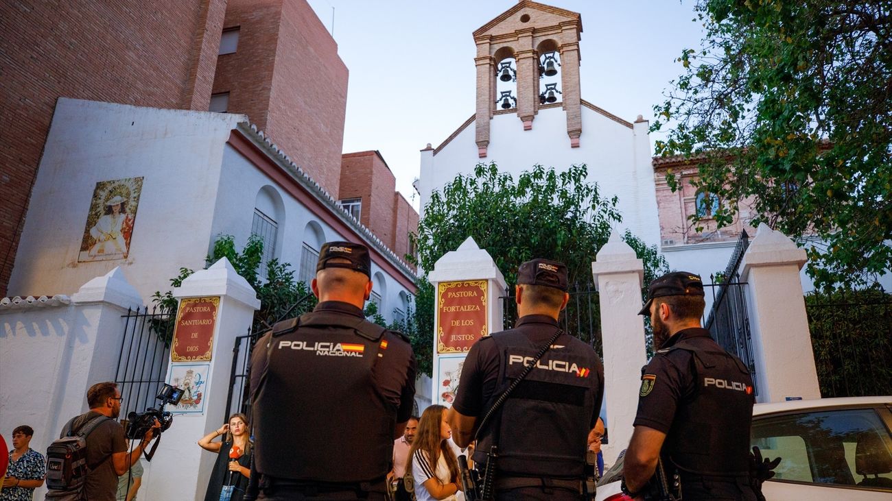 Policías nacionales en las  puertas de la iglesia donde se encuentra la madre de Luis Rubiales