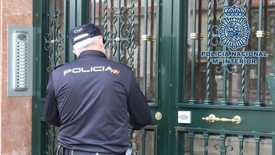 La Policía detiene a dos hombres cuando marcaban puertas de pisos para robar en Chamberí