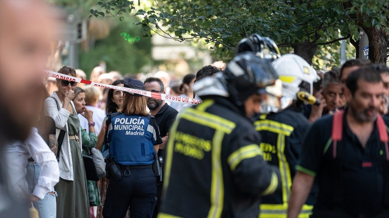 Desalojan un centro comercial en la Castellana al incendiarse un coche híbrido en el aparcamiento