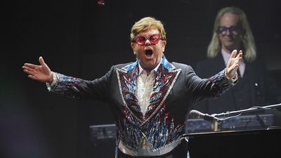 Elton John recibe el alta hospitalaria tras sufrir este domingo una caída