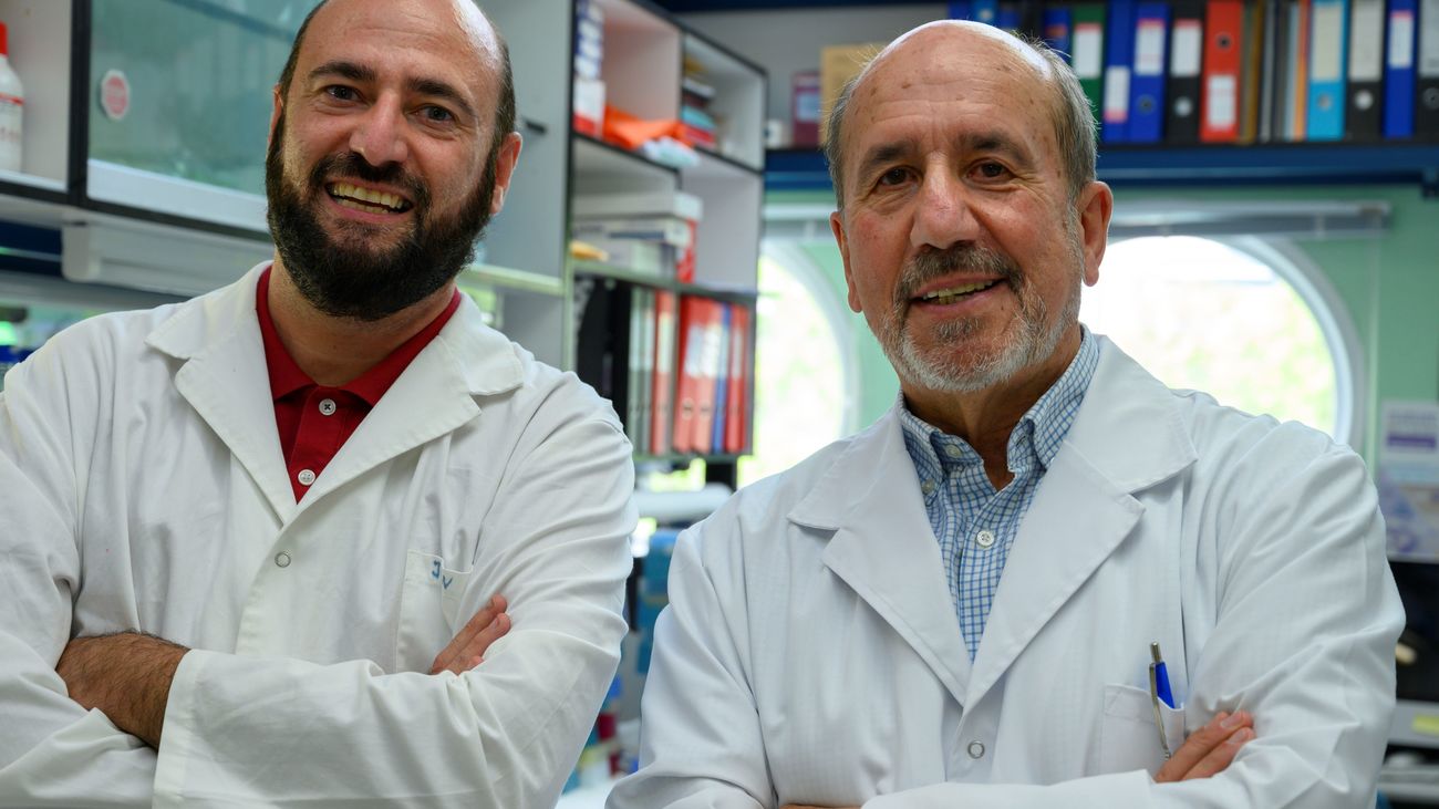 Los investigadores Juan García Arriaza y Mariano Esteban, del CNB-CSIC