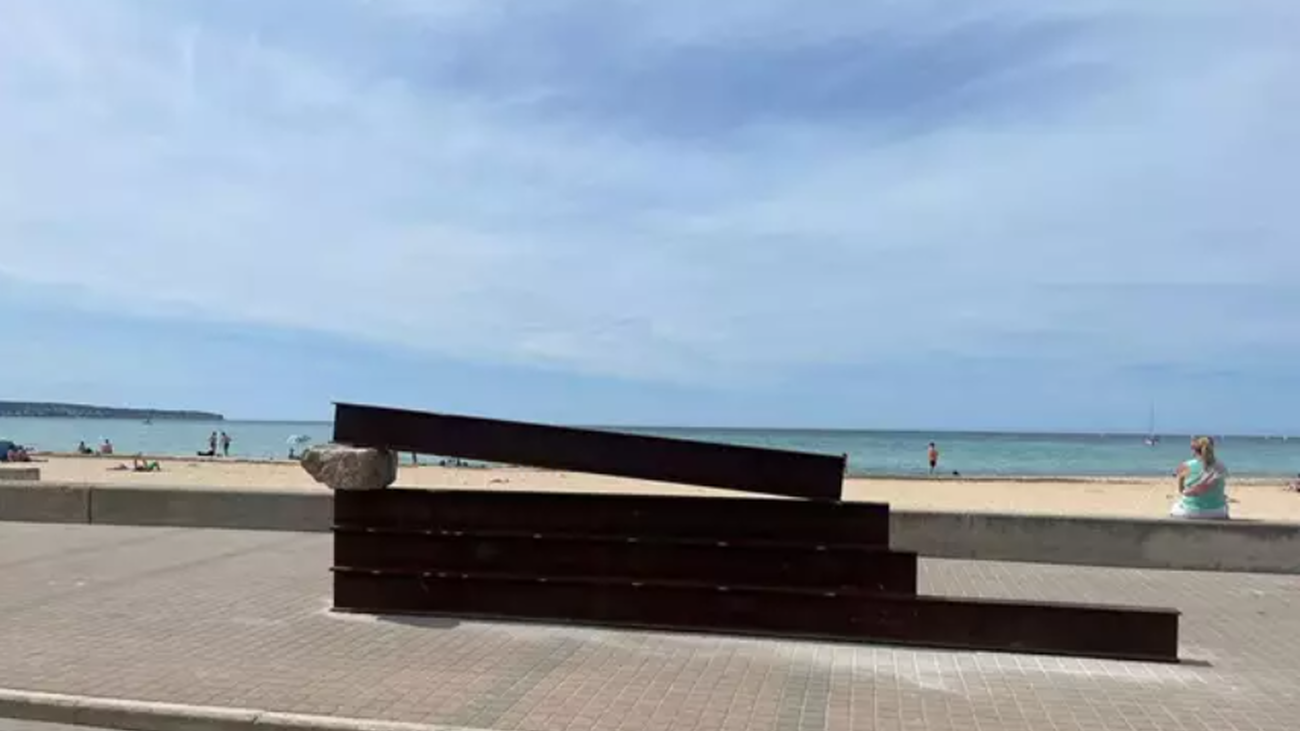 La escultura 'Primitive Irruption' en su primer emplazamiento en el paseo marítimo