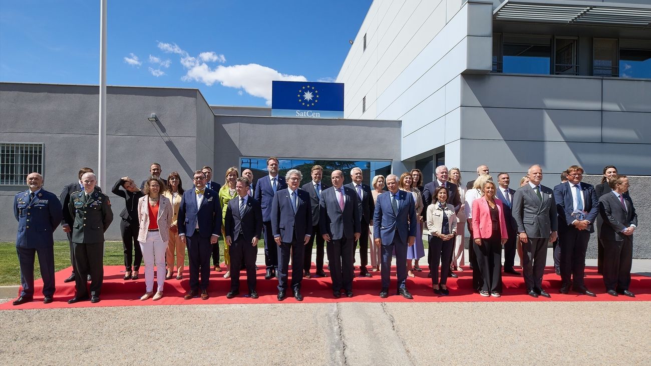 Los ministros de defensa de la UE visitan el Centro de Satélites de Torrejón