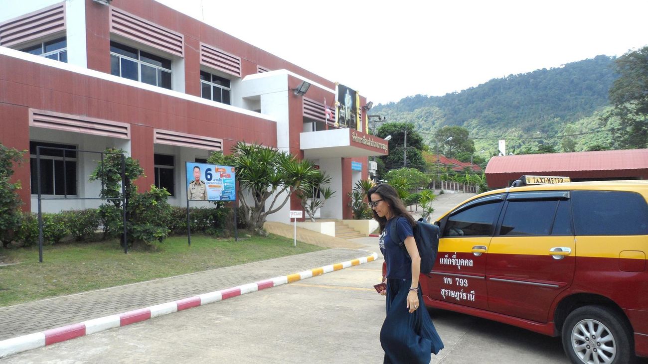 La madre de Daniel Sancho llega a la prisión tailandesa con una mochila