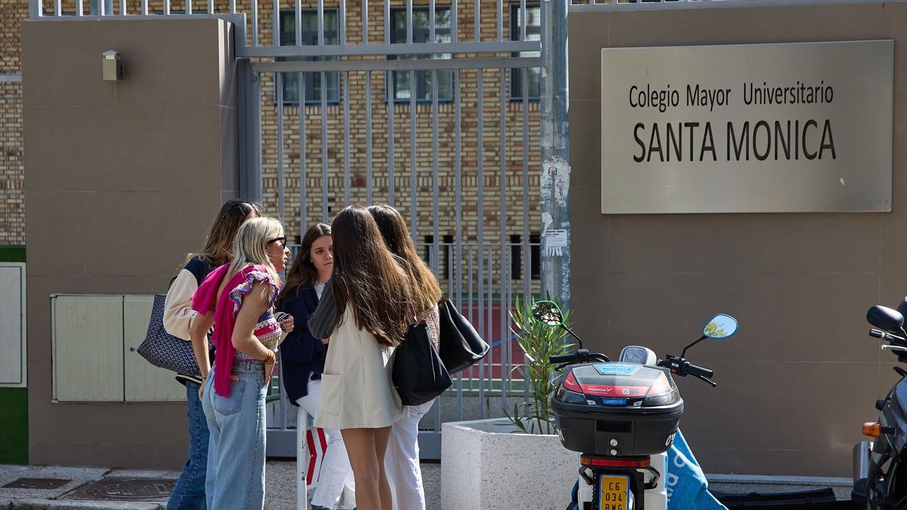 Varias alumnas en la entrada del Colegio Mayor Santa Mónica, a 6 de octubre de 2022, en Madrid (España)