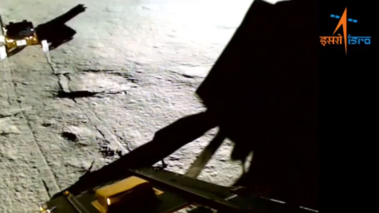 El rover Pragyaan cerca de la sonda descenso lunar