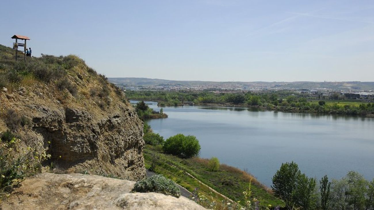 Los cantiles de Rivas Vaciamadrid con la laguna a los pies