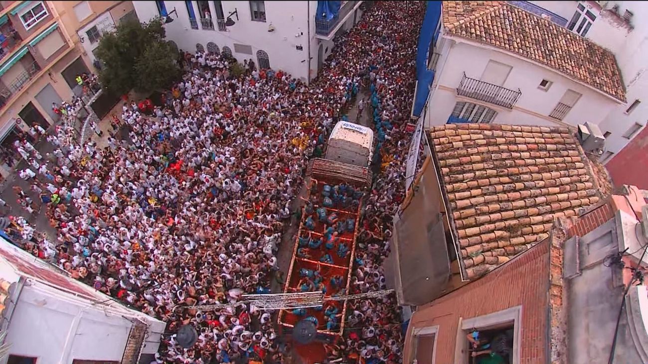 Buñol se tiñe de rojo con la Tomatina