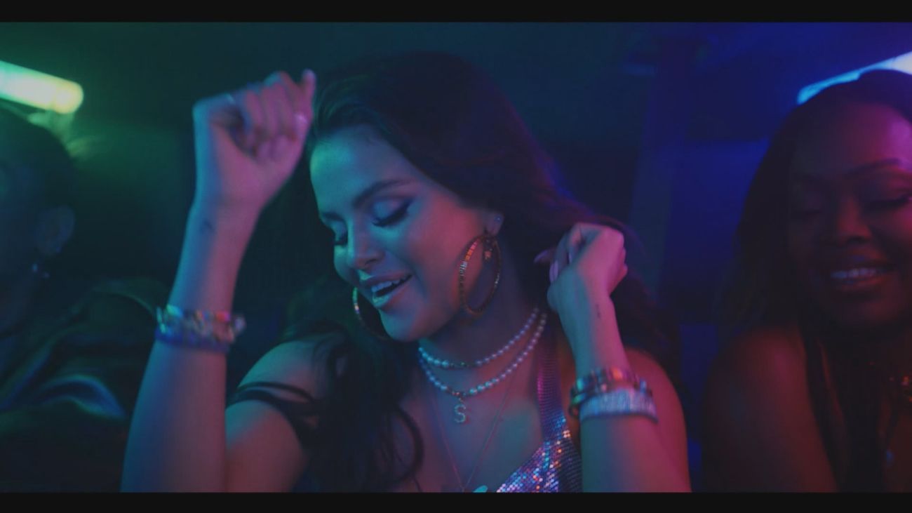 Selena Gómez presenta su himno a la soltería, 'Single soon'
