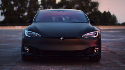 Tesla, Toyota y Mercedes-Benz, las marcas de coches más cotizadas de 2023