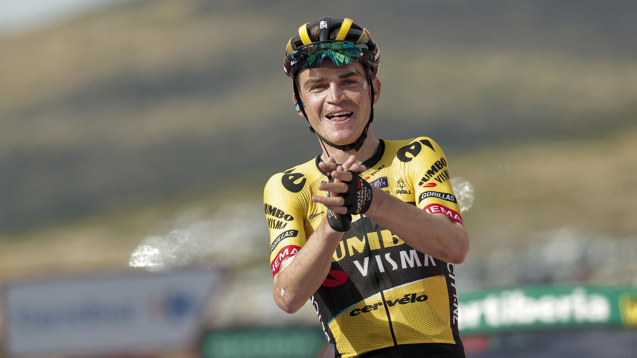 El ciclista estadounidense Sepp Kuss del equipo Jumbo-Visma gana la sexta etapa de la Vuelta a España