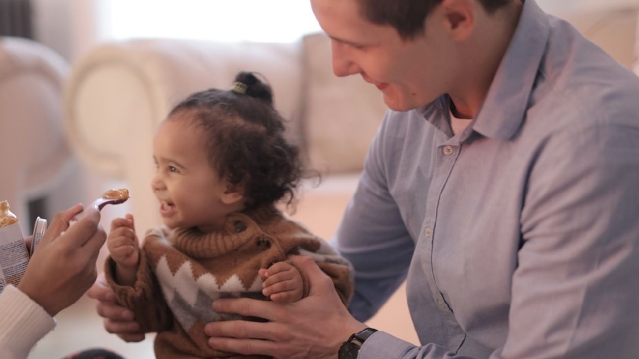 La Comunidad amplía las ayudas a familias acogedoras con hasta 5.000 euros anuales por niño