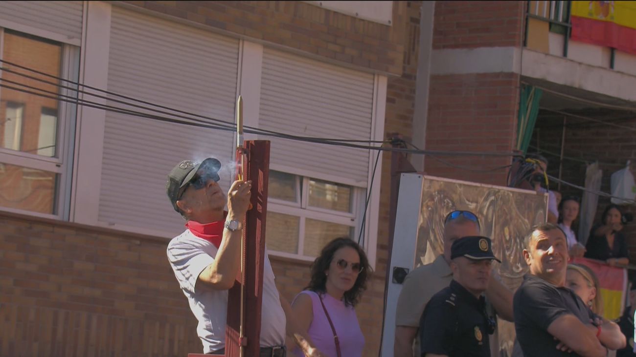 Pedro, 39 años lanzando el cohete que marca el inicio de cada encierro en Sanse