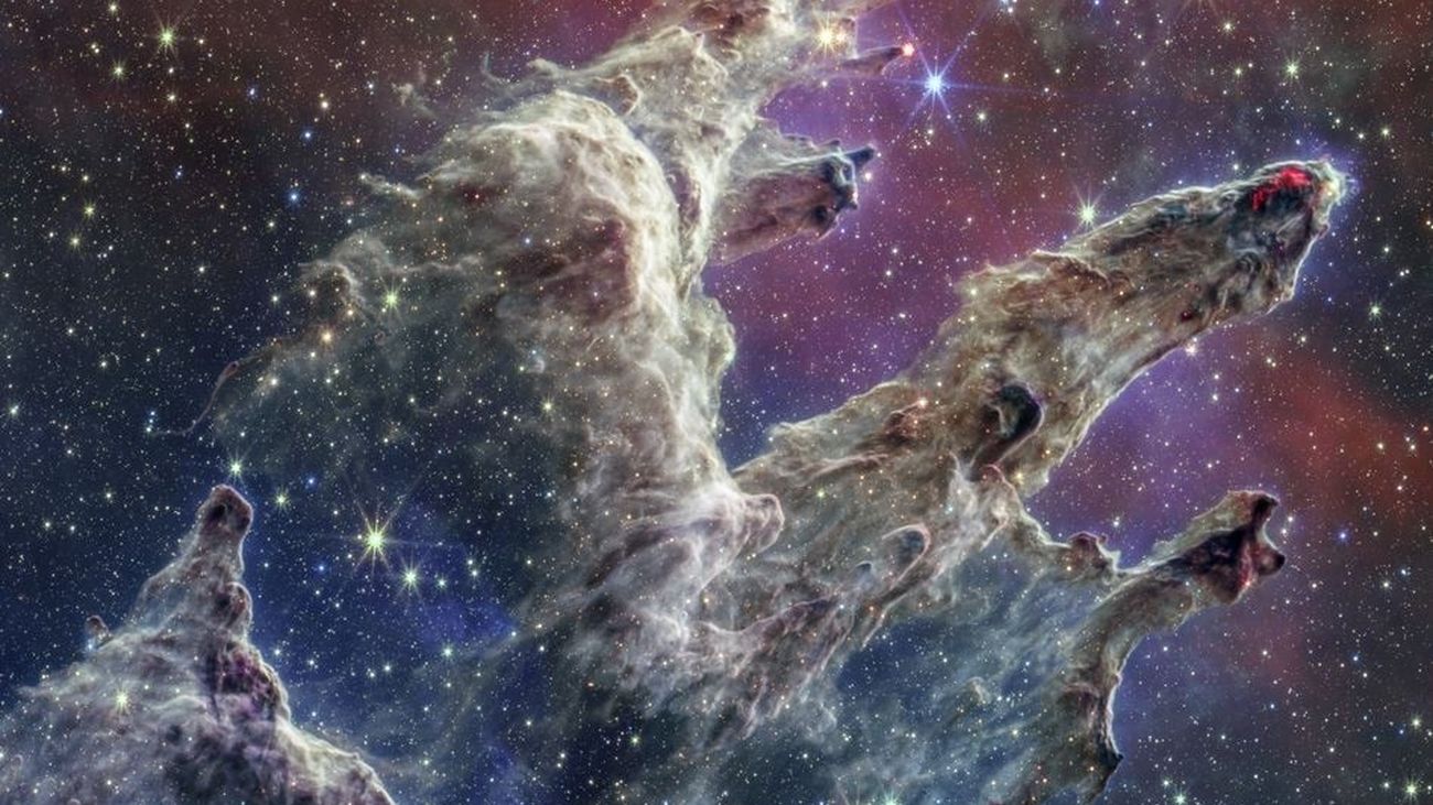 Zarcillos de polvo y gas cósmicos en el corazón de M16, o nebulosa del Águila