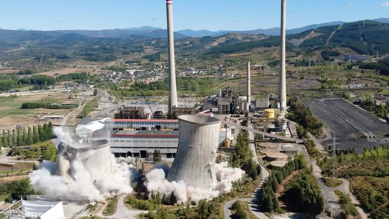 Voladura de las torres de refrigeración de la central térmica de Compostilla (León)