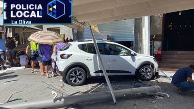Un coche se empotra contra un comercio en Corralejo y deja 8 heridos, 5 de ellos graves